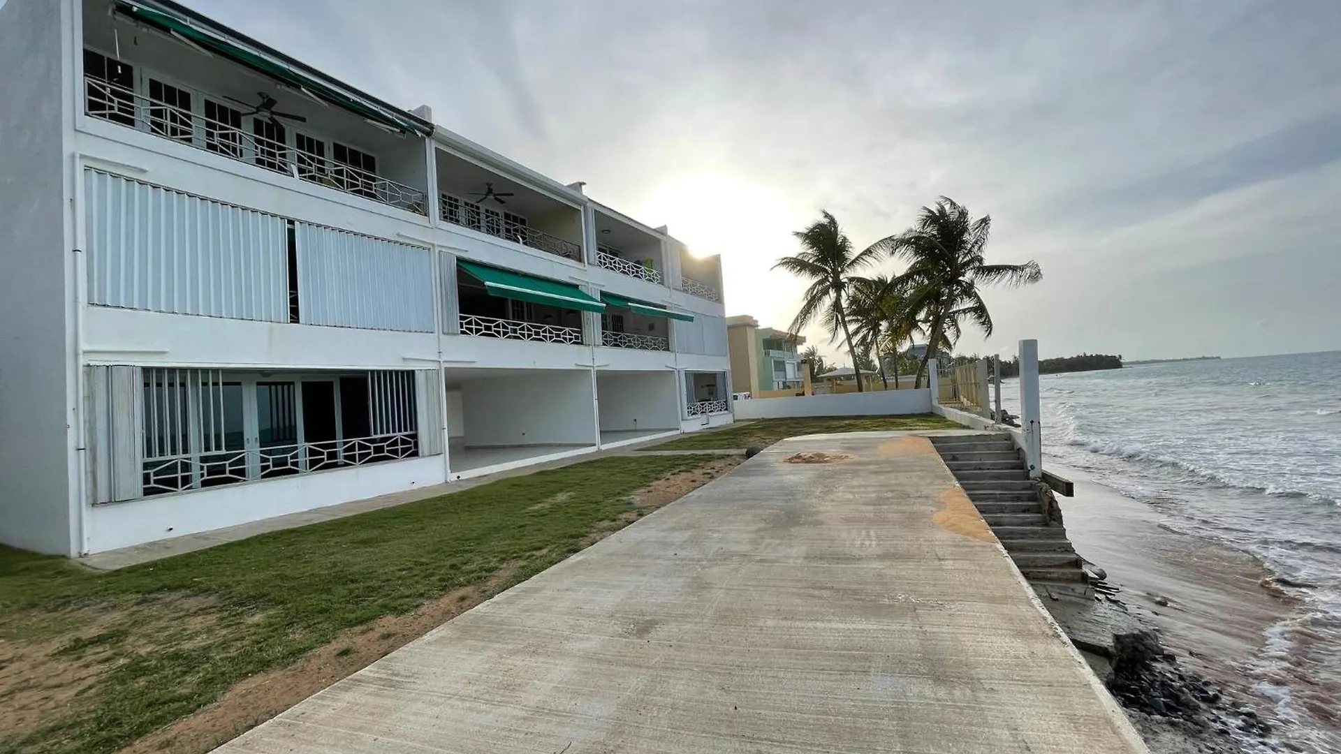 True Beachfront Oasis With Amazing Views Life ルキリョ 0*,