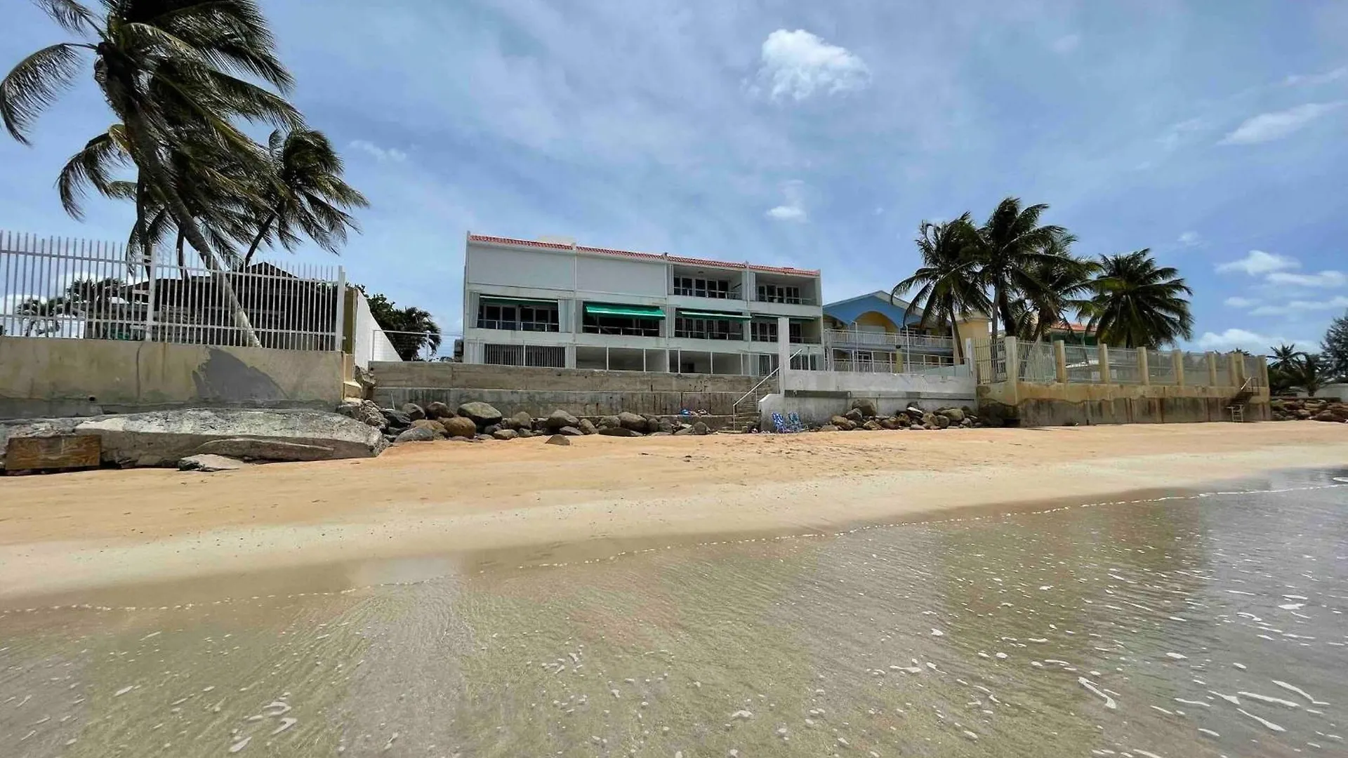 True Beachfront Oasis With Amazing Views Life ルキリョ